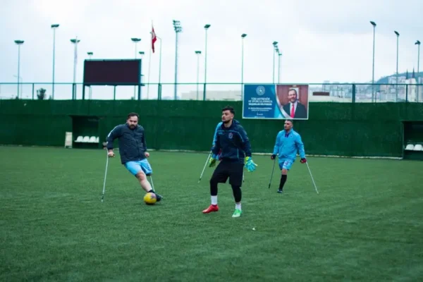 Młodzi piłkarze z Sadki trenowali z ampfutbolistami Zawiszy Bydgoszcz