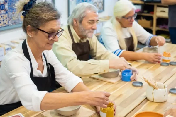 Seniorzy z Witosławia tworzyli ceramiczne tabliczki z numerami domów