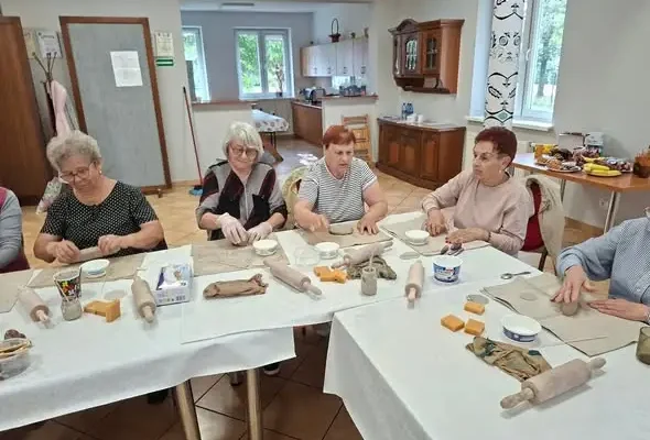 Ceramiczne warsztaty dla seniorów w Witosławiu – panie tworzyły miseczki i kwiaty