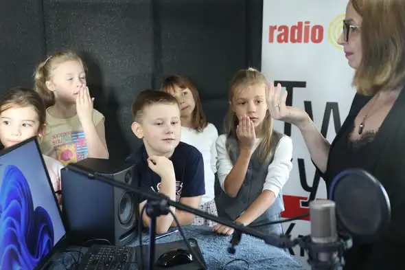 Uczniowie II B z ZSP nr 4 w Nakle nad Notecią odwiedzili studio radiowe