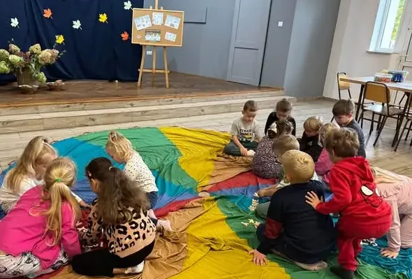 Przedszkolaki ze Ślesina odkrywały jesień w Wiejskim Domu Kultury