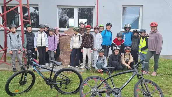 Klasa 5c na rowerowej wyprawie przez malownicze tereny
