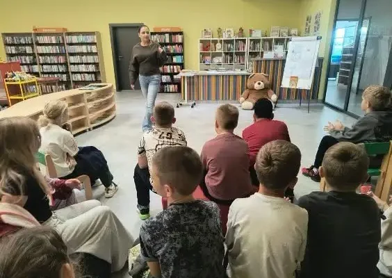 Lekcja biblioteczna o niedźwiedziu Wojtku w Nakle nad Notecią