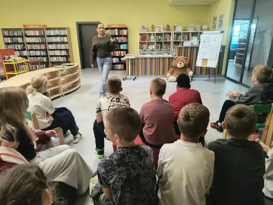 Lekcja biblioteczna o niedźwiedziu Wojtku w Nakle nad Notecią