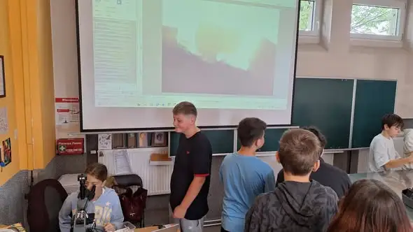 Krystalizacja w praktyce – uczniowie klas VII odkrywają chemię pod mikroskopem