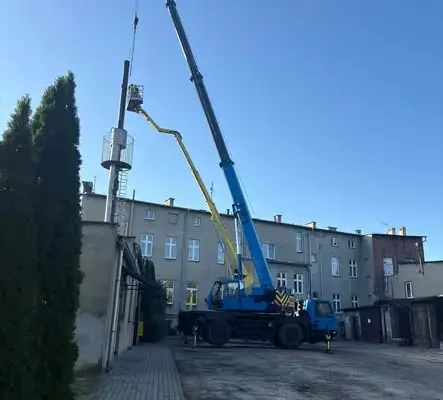 Kcynia: trwa demontaż kolejnego komina – koniec ery spalin w budynkach publicznych