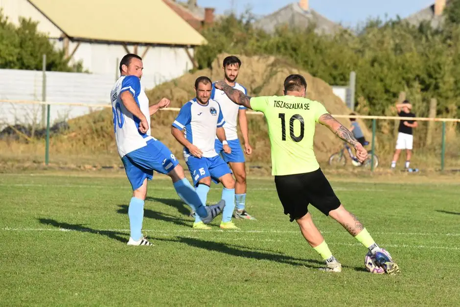 GLZS Sadki przegrywa z liderem Sportis Łochowo 0:2. Kibice na Sadzie dopingowali do końca