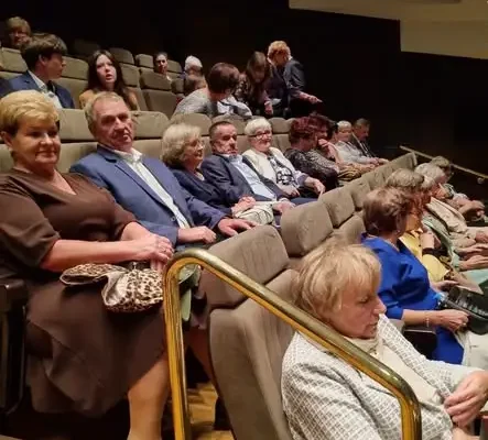 Seniorzy z Kcyni na „Traviacie” w Operze Nova