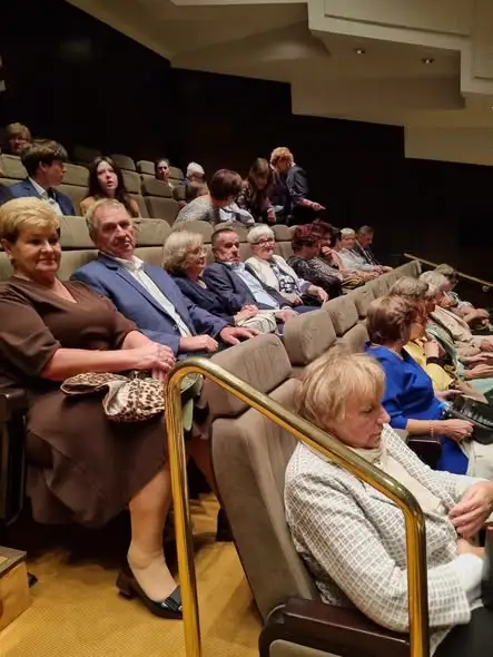 Seniorzy z Kcyni na „Traviacie” w Operze Nova