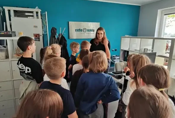 Drugoklasiści z Nakła odwiedzili rozgłośnię radiową