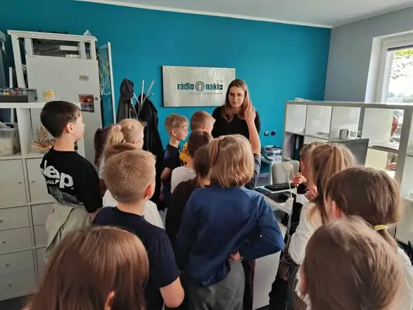Drugoklasiści z Nakła odwiedzili rozgłośnię radiową