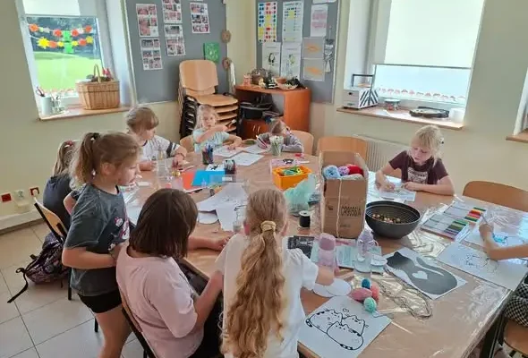 Kreatywny Kącik: Pusheen i kolorowe bransoletki na zajęciach dla dzieci