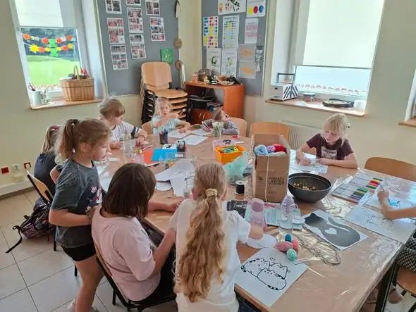 Kreatywny Kącik: Pusheen i kolorowe bransoletki na zajęciach dla dzieci