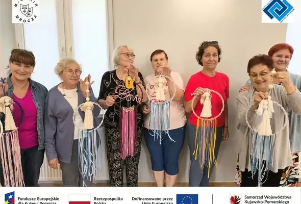 Seniorzy z Witosławia tworzą makramowe dekoracje w ramach projektu „Słoneczny Witosław w Kreacji”