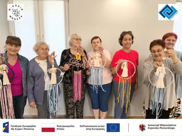Seniorzy z Witosławia tworzą makramowe dekoracje w ramach projektu „Słoneczny Witosław w Kreacji”