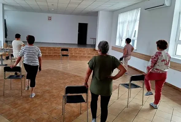 Gimnastyka i dobra zabawa w Świetlicy Wiejskiej w Karnowie