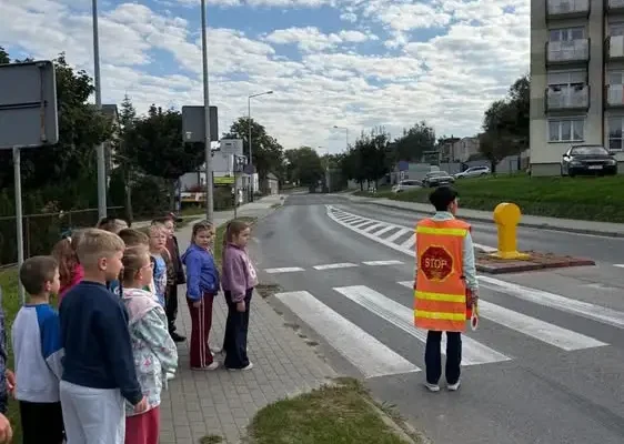 Pierwszaki uczyły się bezpieczeństwa na drodze – z wizytą policjanta