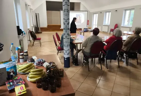 Seniorzy z Witosławia uczą się internetu i fotografii smartfonem