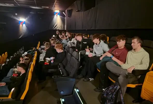 Klasa 2C z Nakła nad Notecią na wycieczce w Bydgoszczy – escape room, kino i galeria