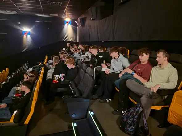 Klasa 2C z Nakła nad Notecią na wycieczce w Bydgoszczy – escape room, kino i galeria