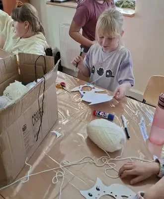Kreatywny Kącik dla dzieci: sowy z włóczki i papieru