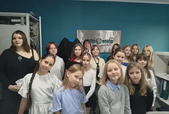 Młodzi wokaliści z Nakła nagrali „Szare piechotę” w studiu Radia Nakło