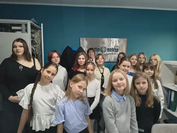 Młodzi wokaliści z Nakła nagrali „Szare piechotę” w studiu Radia Nakło