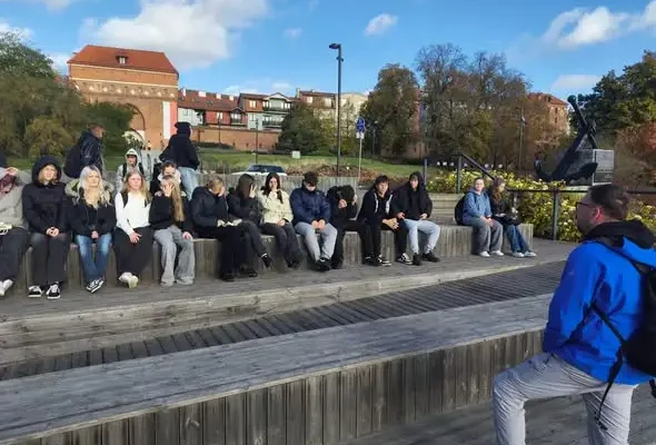 Pierwszoklasiści z Nakła odkrywali Toruń – lekcja turystyki w terenie